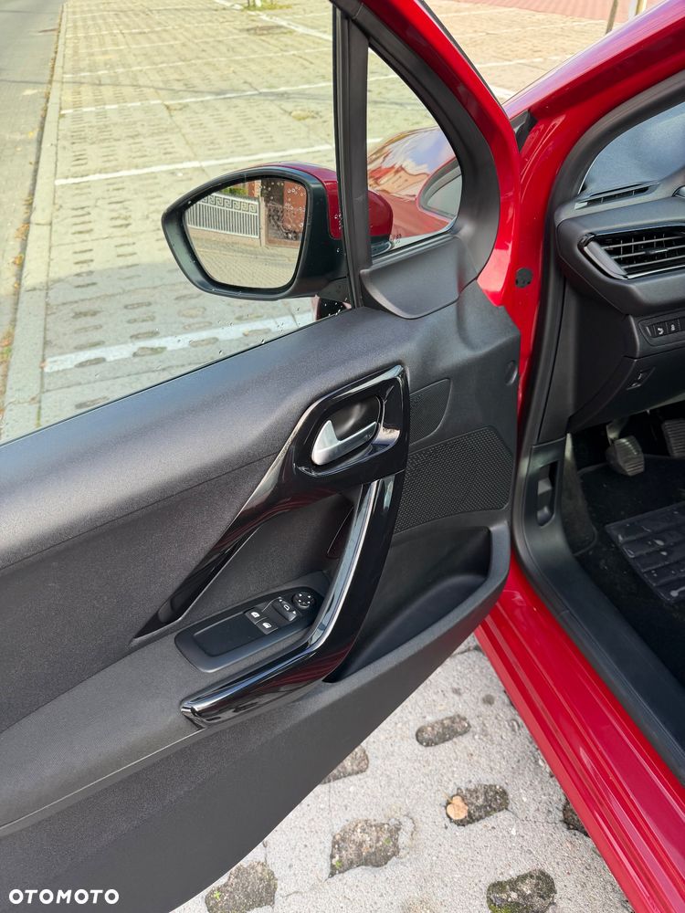 Peugeot 208 - 8