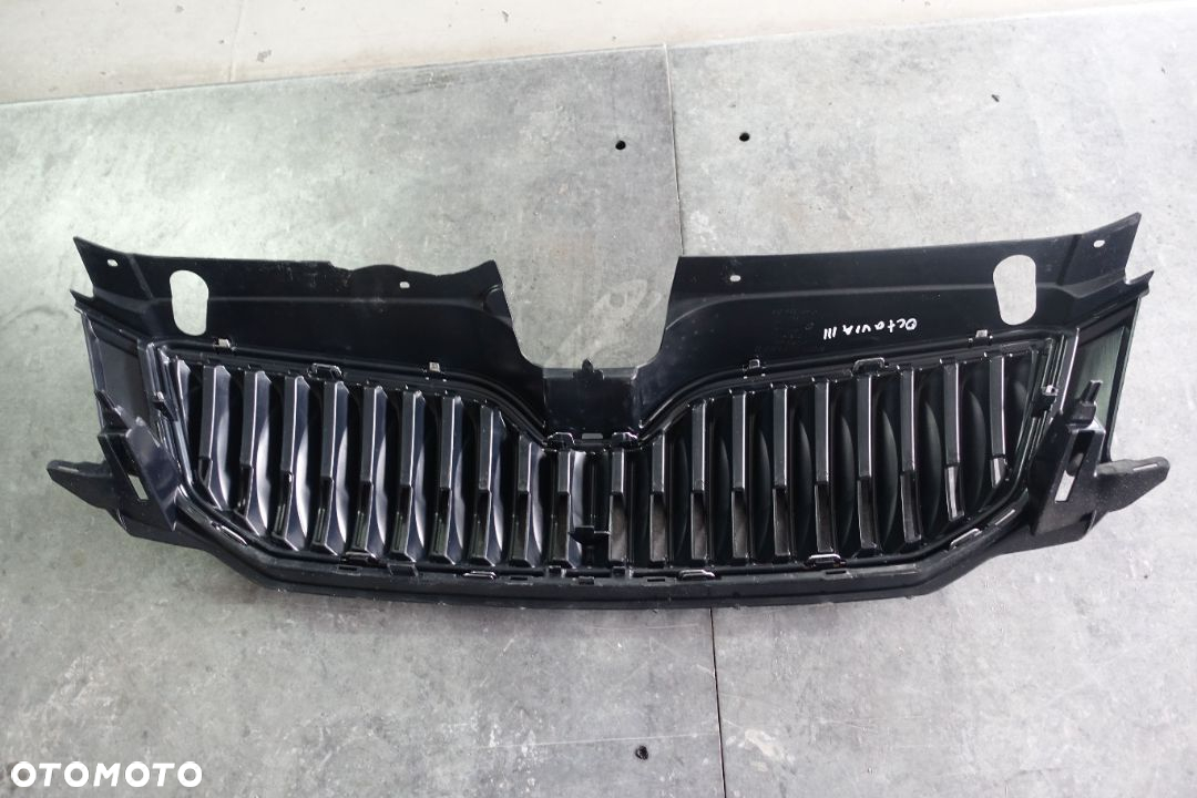 ATRAPA GRILL SKODA OCTAVIA III 15r.  5E0 - 2