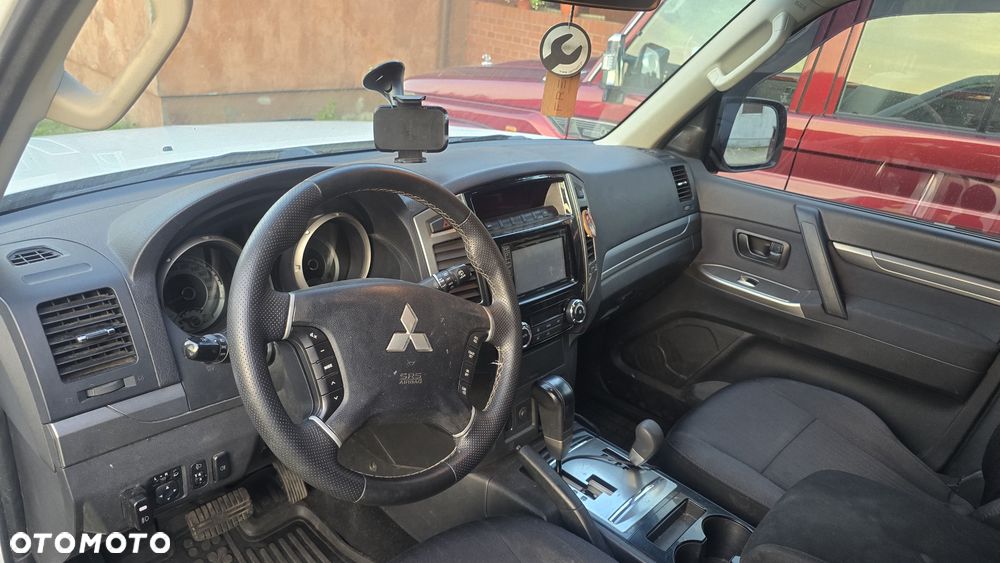 Mitsubishi Pajero - 12