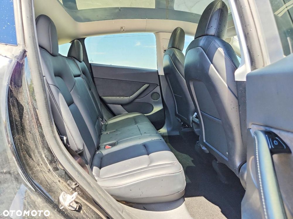 Tesla Model Y - 9