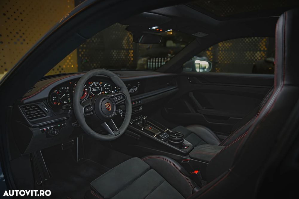 Porsche 911 4 GTS PDK - 9