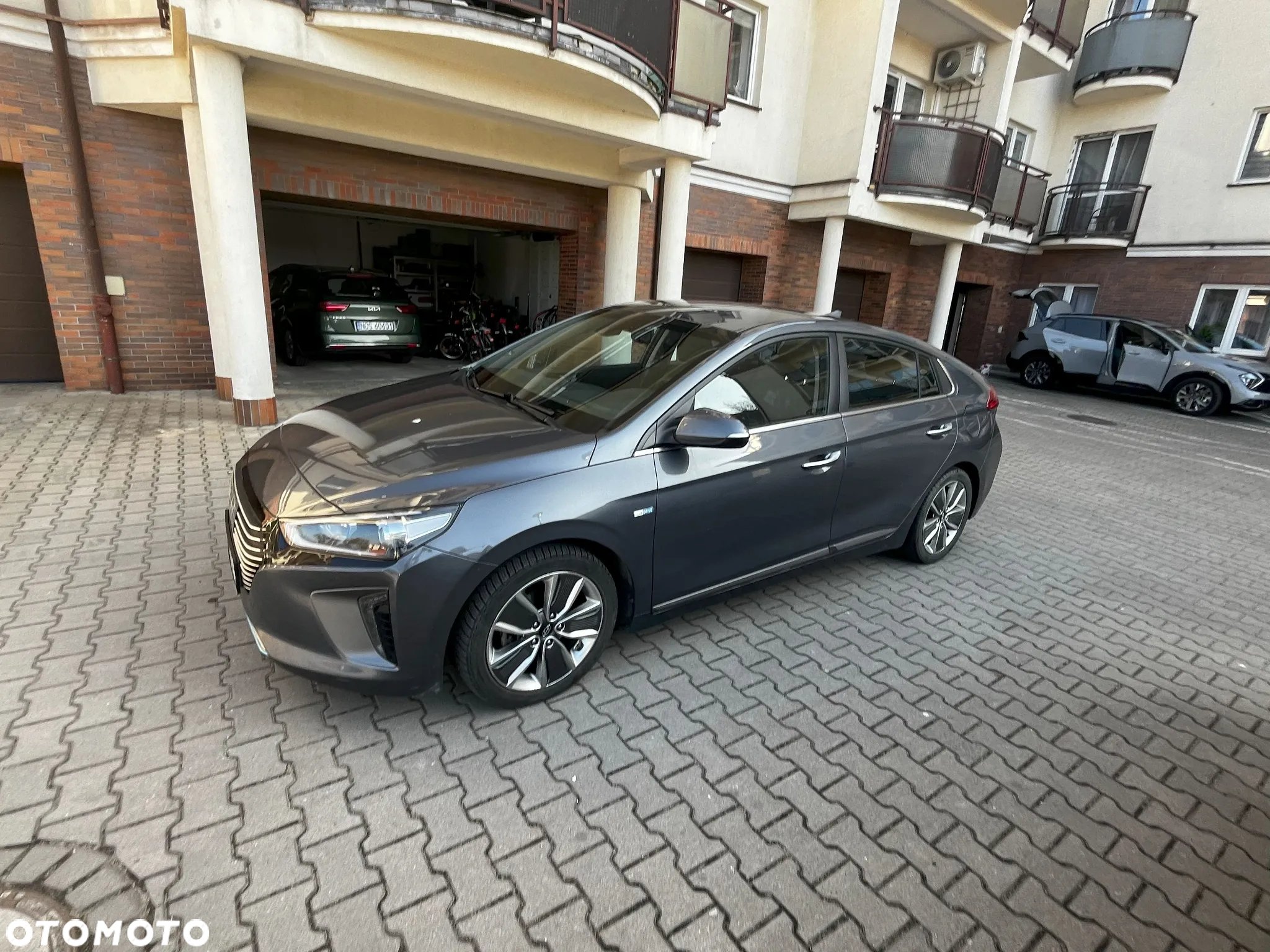 Hyundai IONIQ - 4