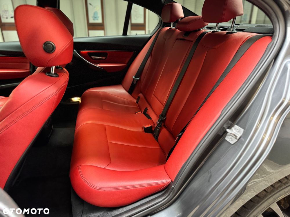 BMW Seria 3 328i Sport Line - 33