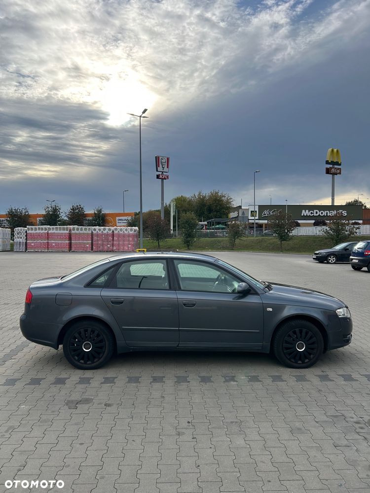 Audi A4 Limousine - 4