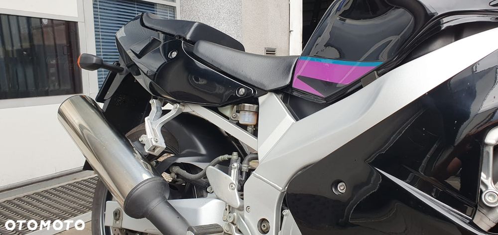 Yamaha FZR - 32