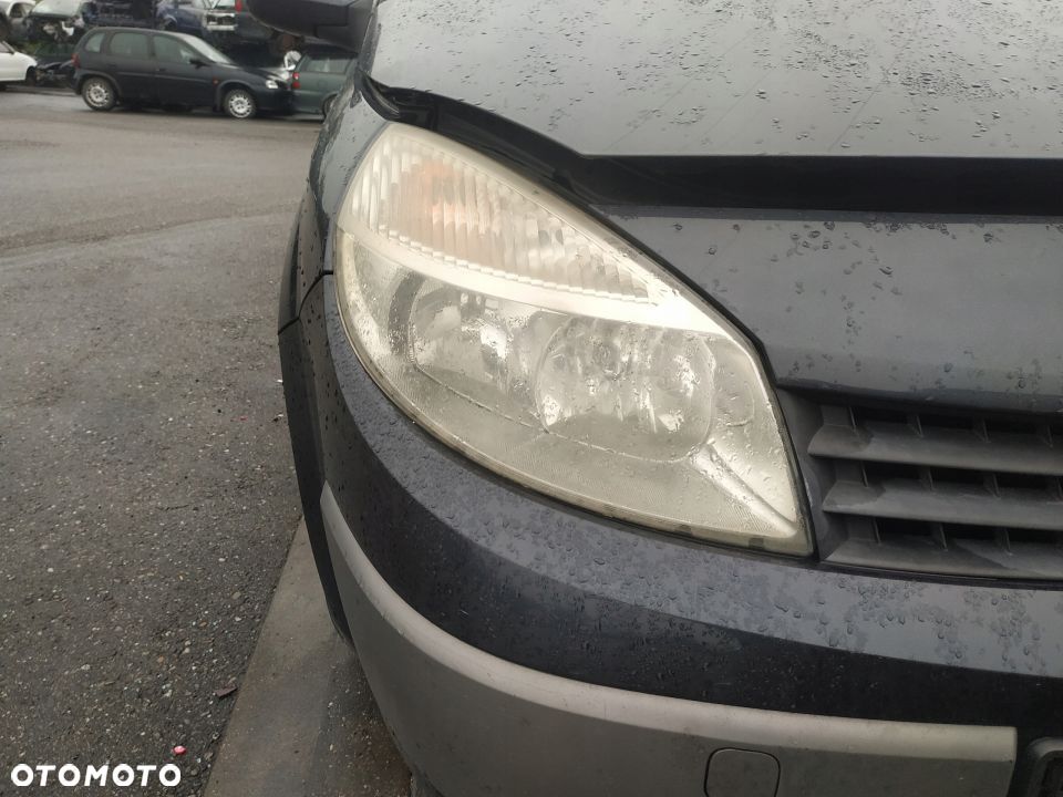 Renault SCENIC II lampa prawy przód przednia prawa