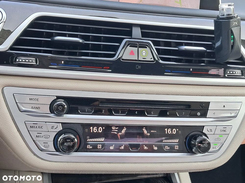 BMW Seria 7 740Li - 27