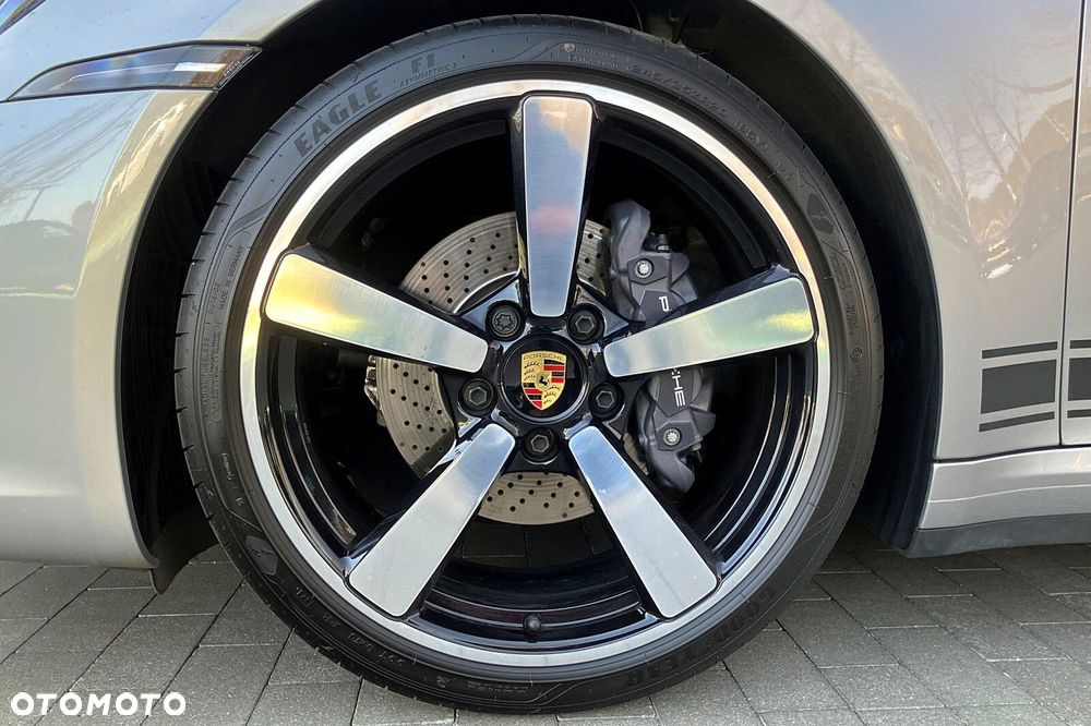 Porsche 911 Carrera - 16