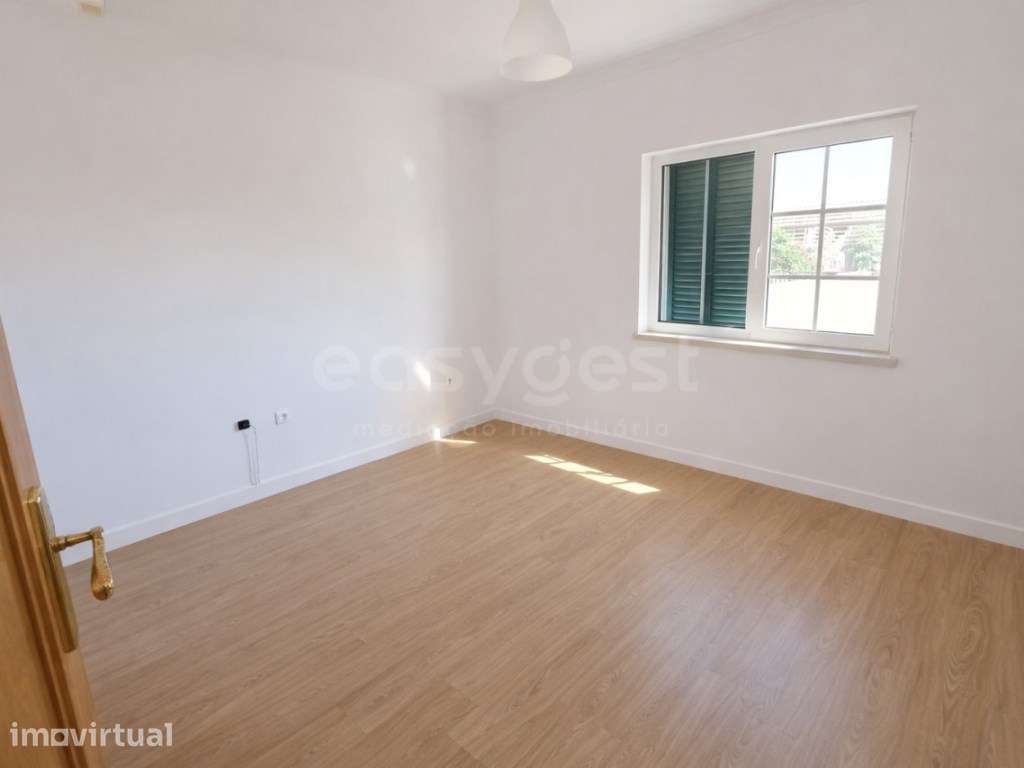 Moradia T4 com piscina e terreno de 900m2 - Quinta da Serralheira -... - Grande imagem: 5/12