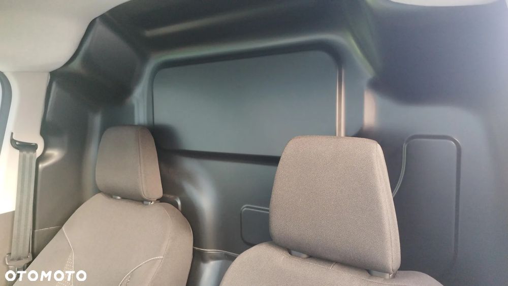 Ford Transit Courier - 30