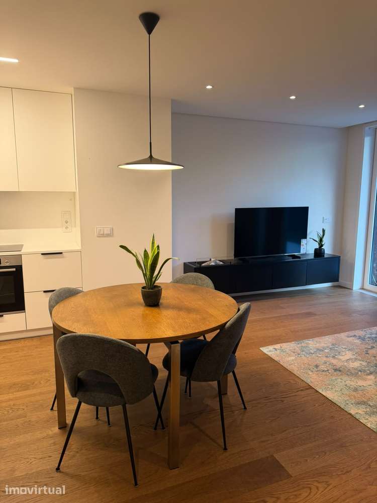 Apartamento mobilado com largo terraço no edifício Paço de Rei Plaza. - Grande imagem: 2/23