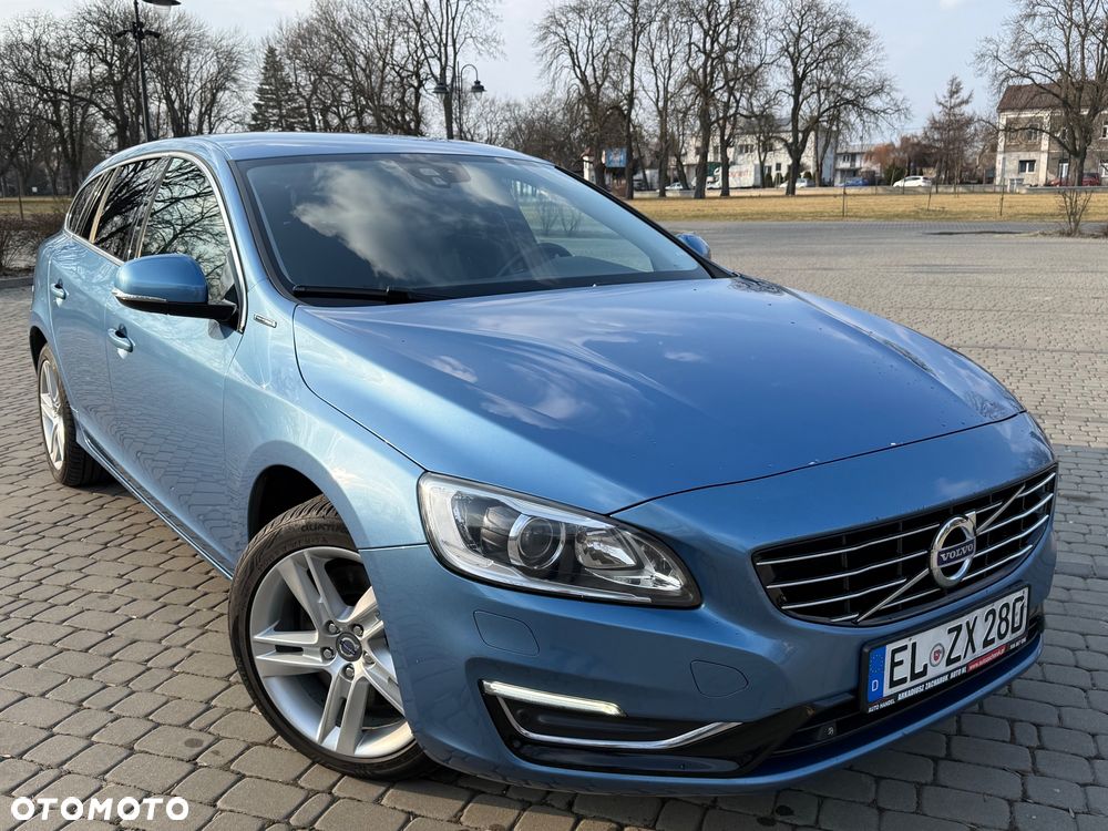Volvo V60 D6 AWD Plug-in Hybrid Momentum - 1