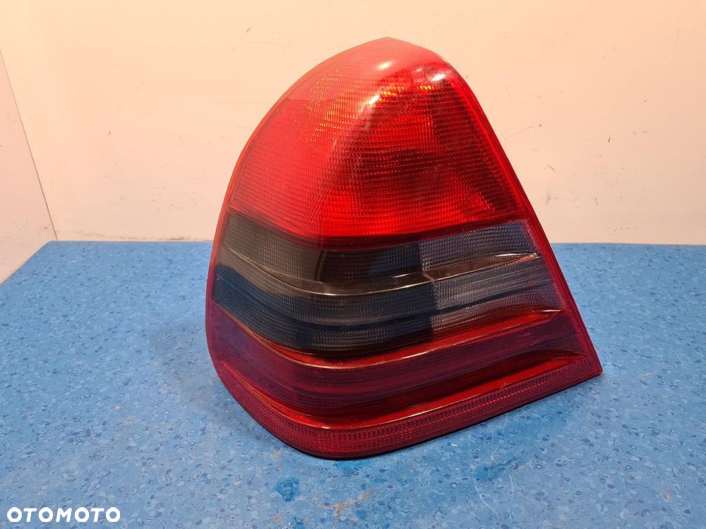 MERCEDES-BENZ W202 SEDAN C 180 LAMPA TYŁ LEWA ZEWNĘTRZNA - 1