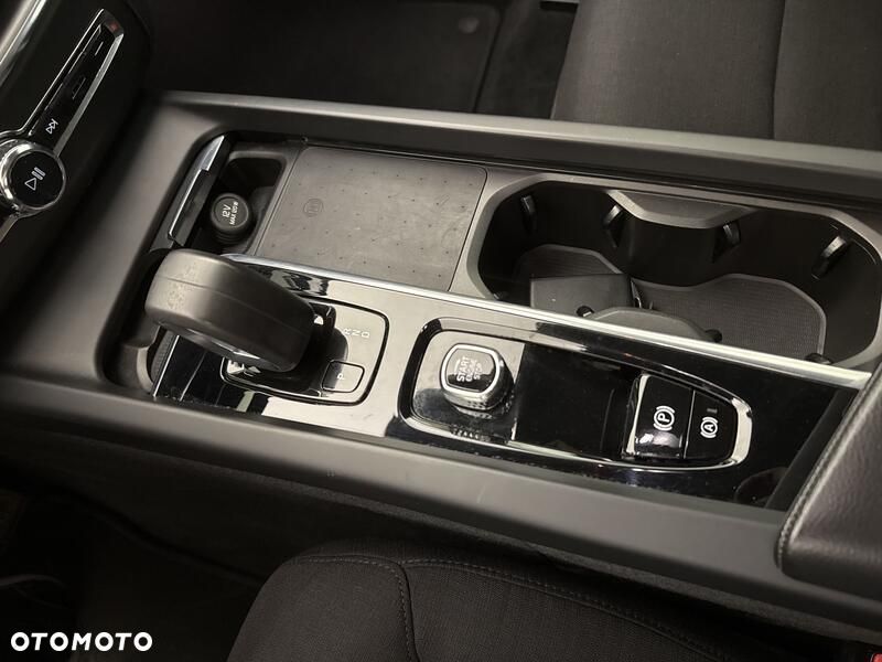 Volvo XC 60 B4 B Momentum Pro - 16