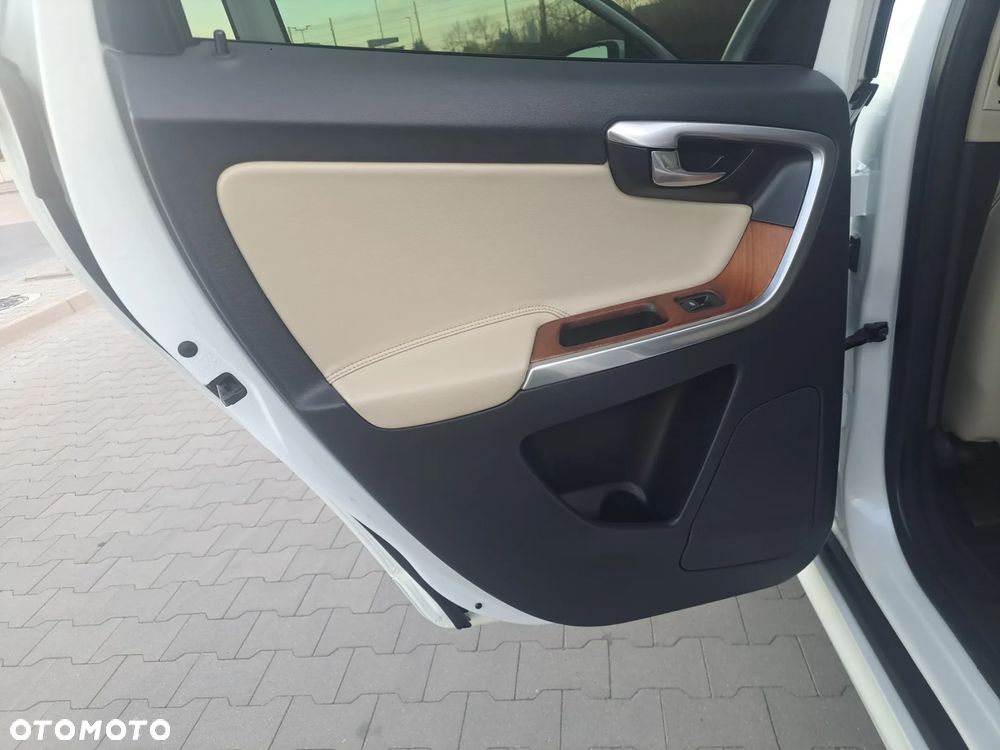 Volvo XC 60 T6 AWD Geartronic Summum - 9