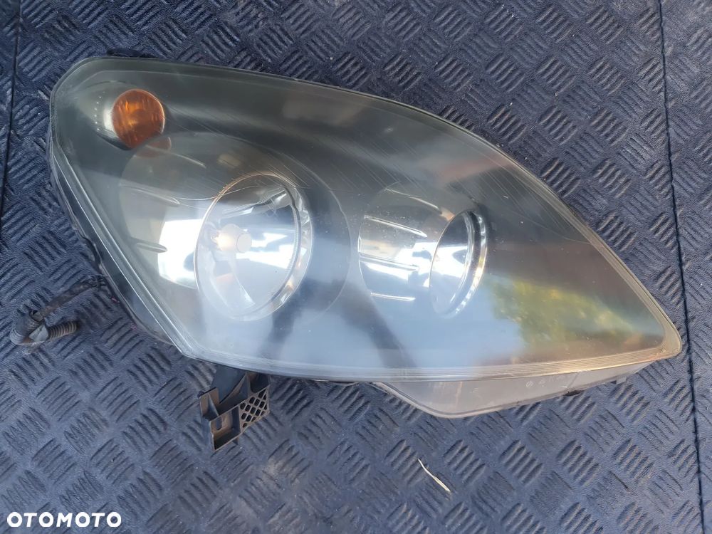LAMPA PRAWY PRZÓD  OPEL ZAFIRA B 2005- EUROPA - 1