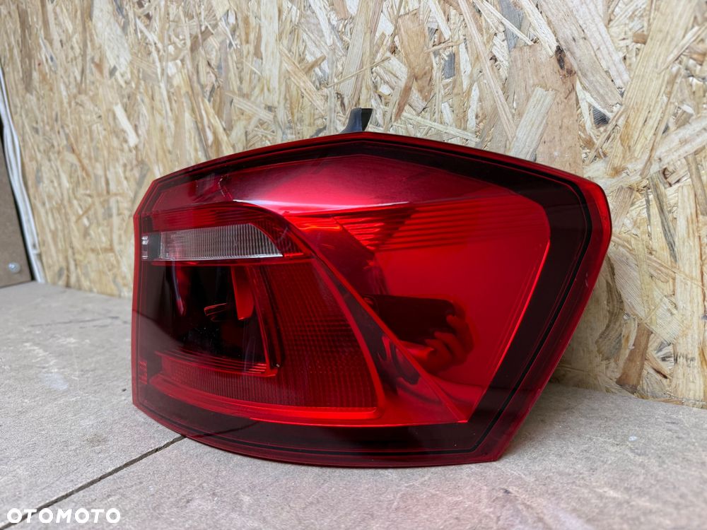 LAMPA TYŁ PRAWA W BŁOTNIK VOLKSWAGEN GOLF SPORTSVAN 510. 510945096S