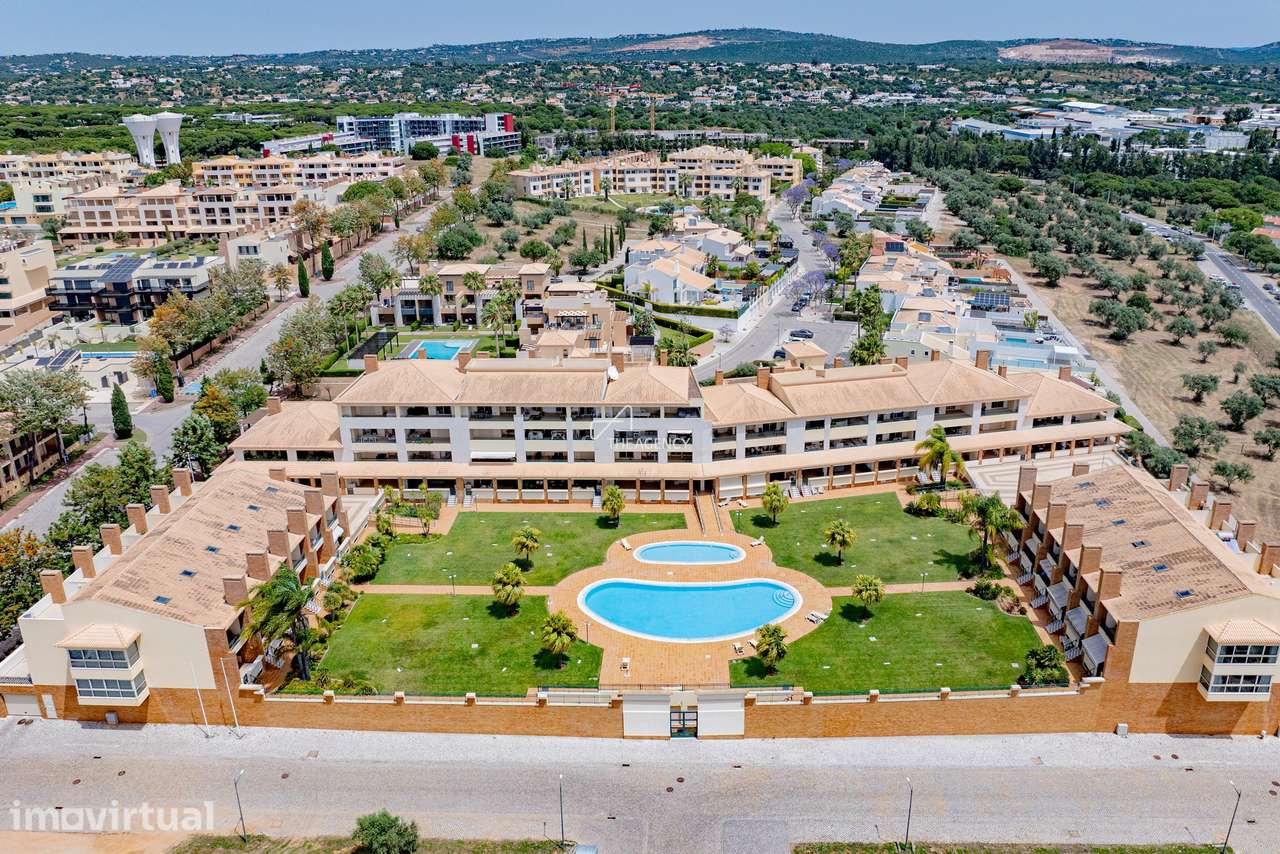 Moradia T4 em Condomínio Fechado com Piscina, Terraços e Garagem - Grande imagem: 2/42