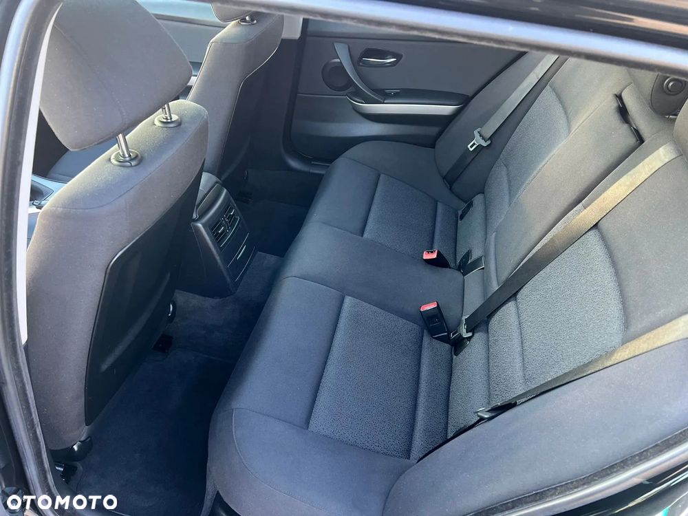BMW Seria 3 320d DPF Touring - 8