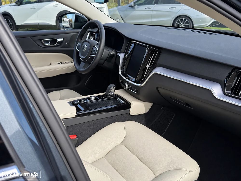 Volvo V60 2.0 T8 AWD TE Momentum Plus - 14