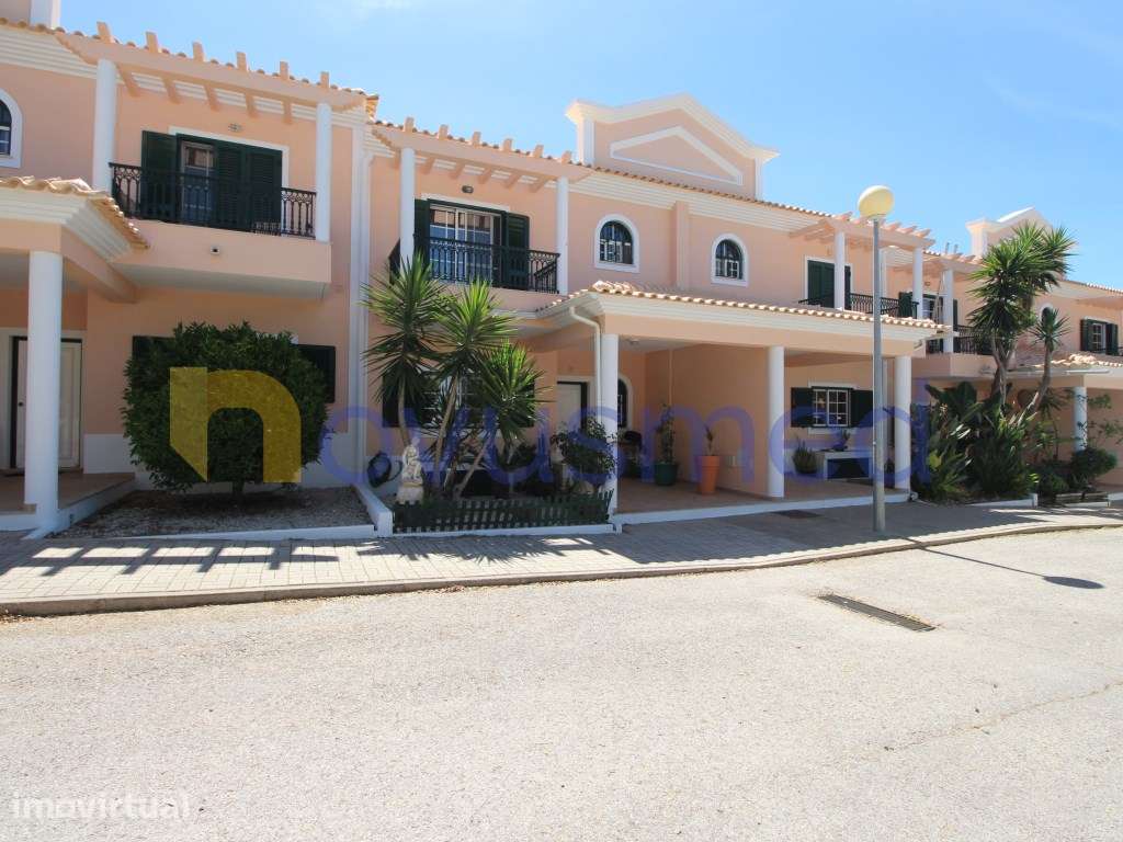 Moradia T3 em Banda com Garagem, Quintal e Piscina em Ferreiras - Grande imagem: 2/37