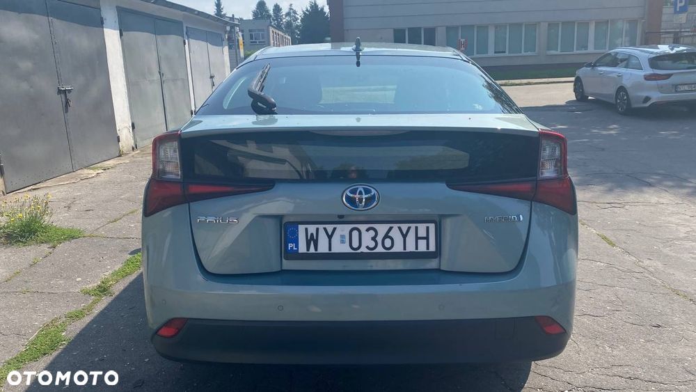 Toyota Prius (Hybrid) - 4