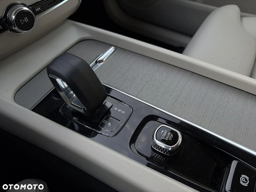 Volvo XC 60 B4 D Plus Bright - 24