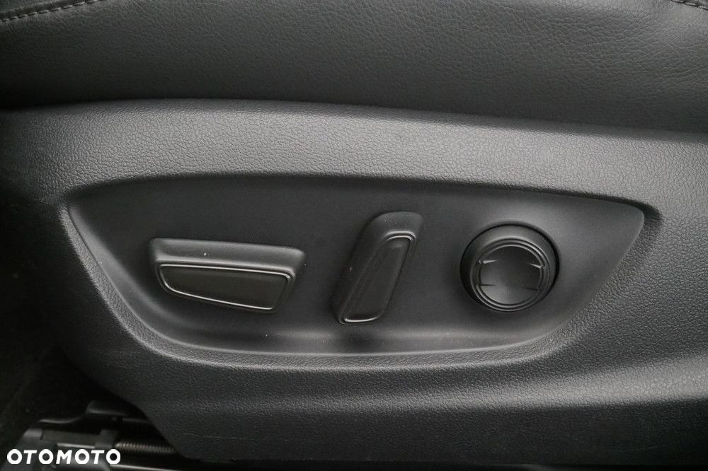 Toyota Camry 2.5 Hybrid Executive CVT - 32