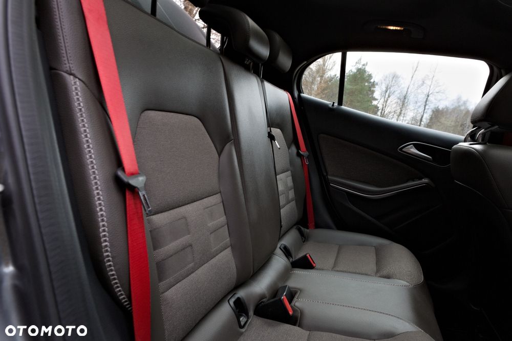 Mercedes-Benz GLA 200 7G-DCT - 19