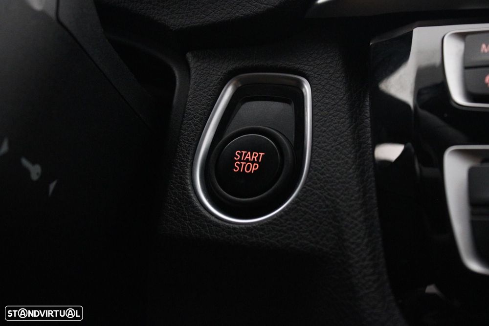 BMW 330 e iPerformance Line Sport — fotografia 15