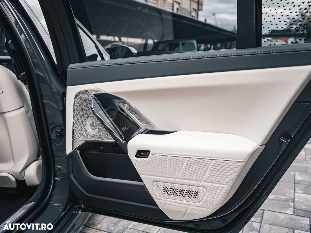 BMW M7 M760e xDrive AT PHEV - 37