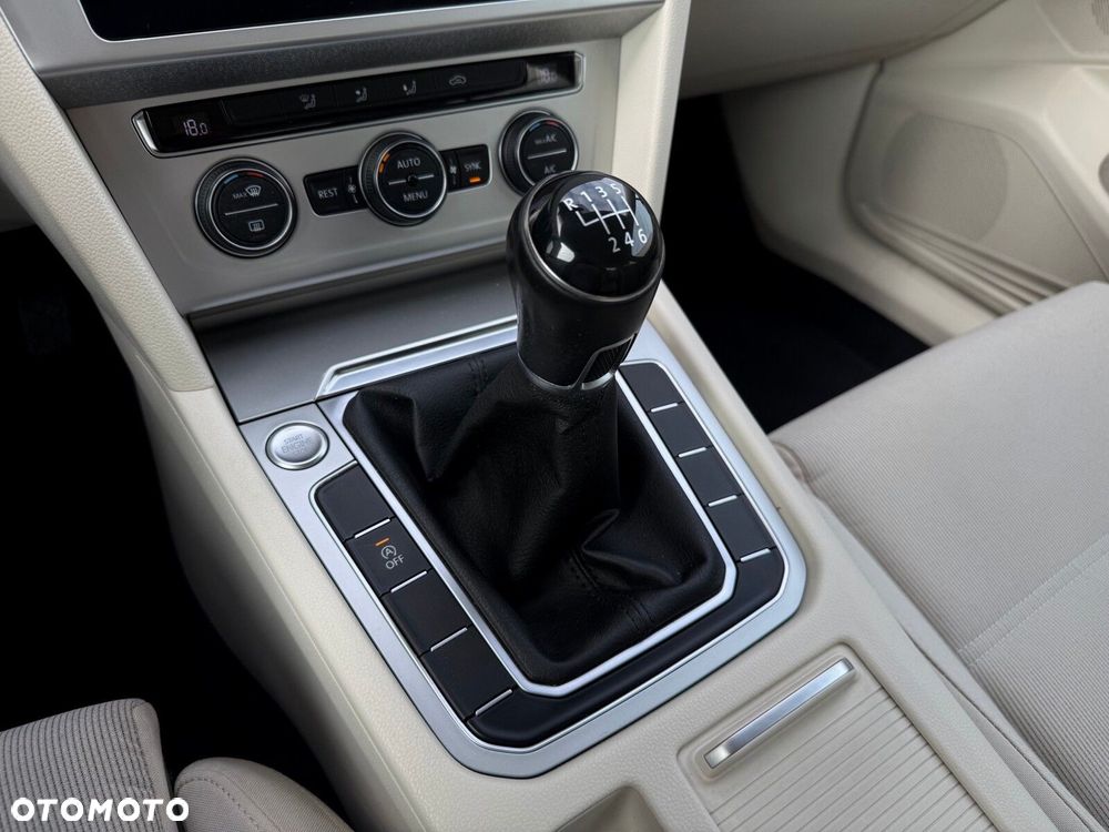 Volkswagen Passat 2.0 TDI SCR Comfortline - 25