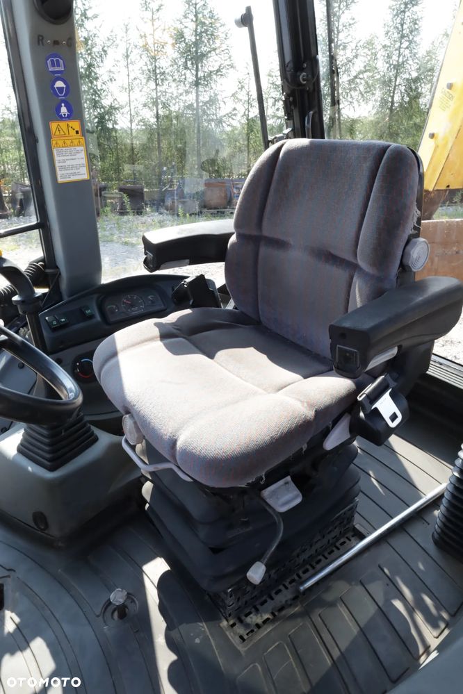 New Holland LB110B - 24