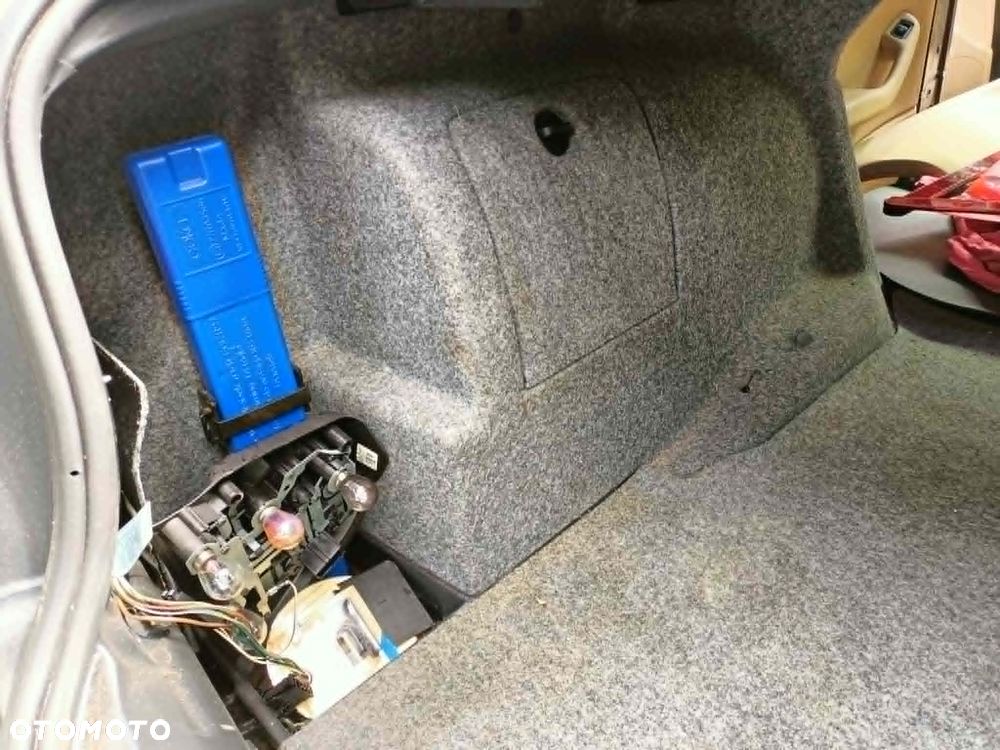 Boczek boczki tapicerka bagażnika wykładzina mata BMW E46 sedan - 3