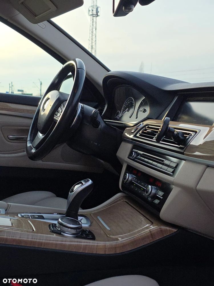 BMW Seria 5 525d xDrive Sport-Aut Luxury Line - 16