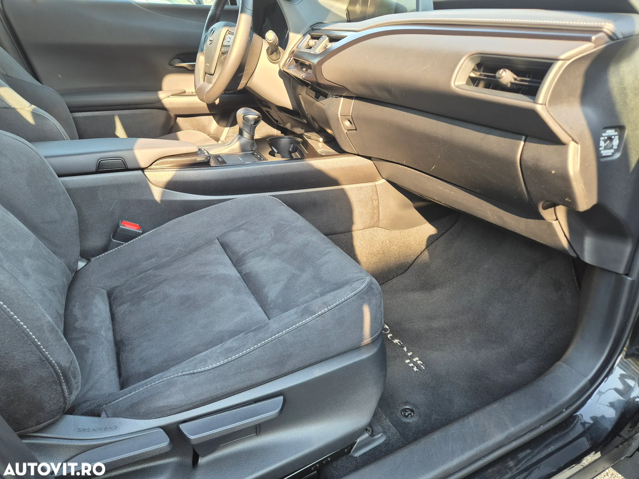 Lexus UX 250h FWD Business - 29