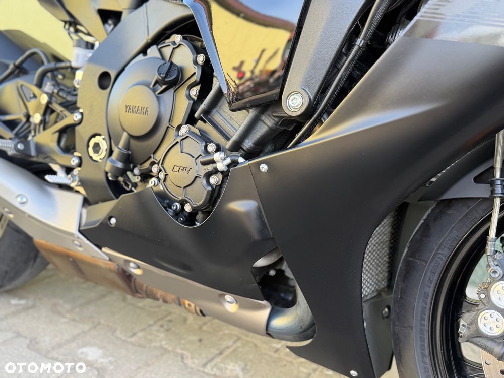 Yamaha R1 - 6