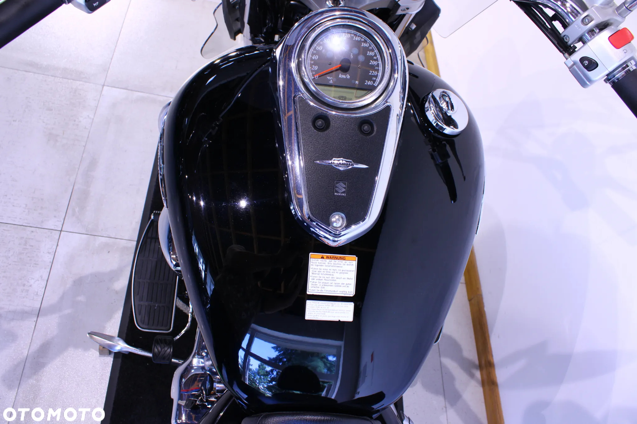 Suzuki Intruder - 11