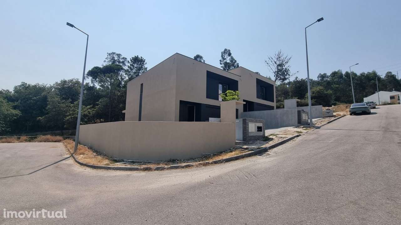 Vivendas T3, gaveto em banda situada em Lanhoso- Póvoa de Lanhoso - Grande imagem: 3/54