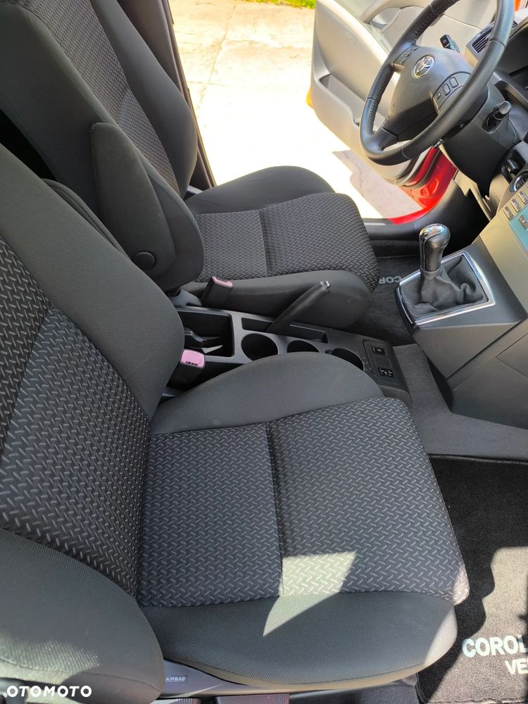 Toyota Corolla Verso 2.2 D-4D - 11