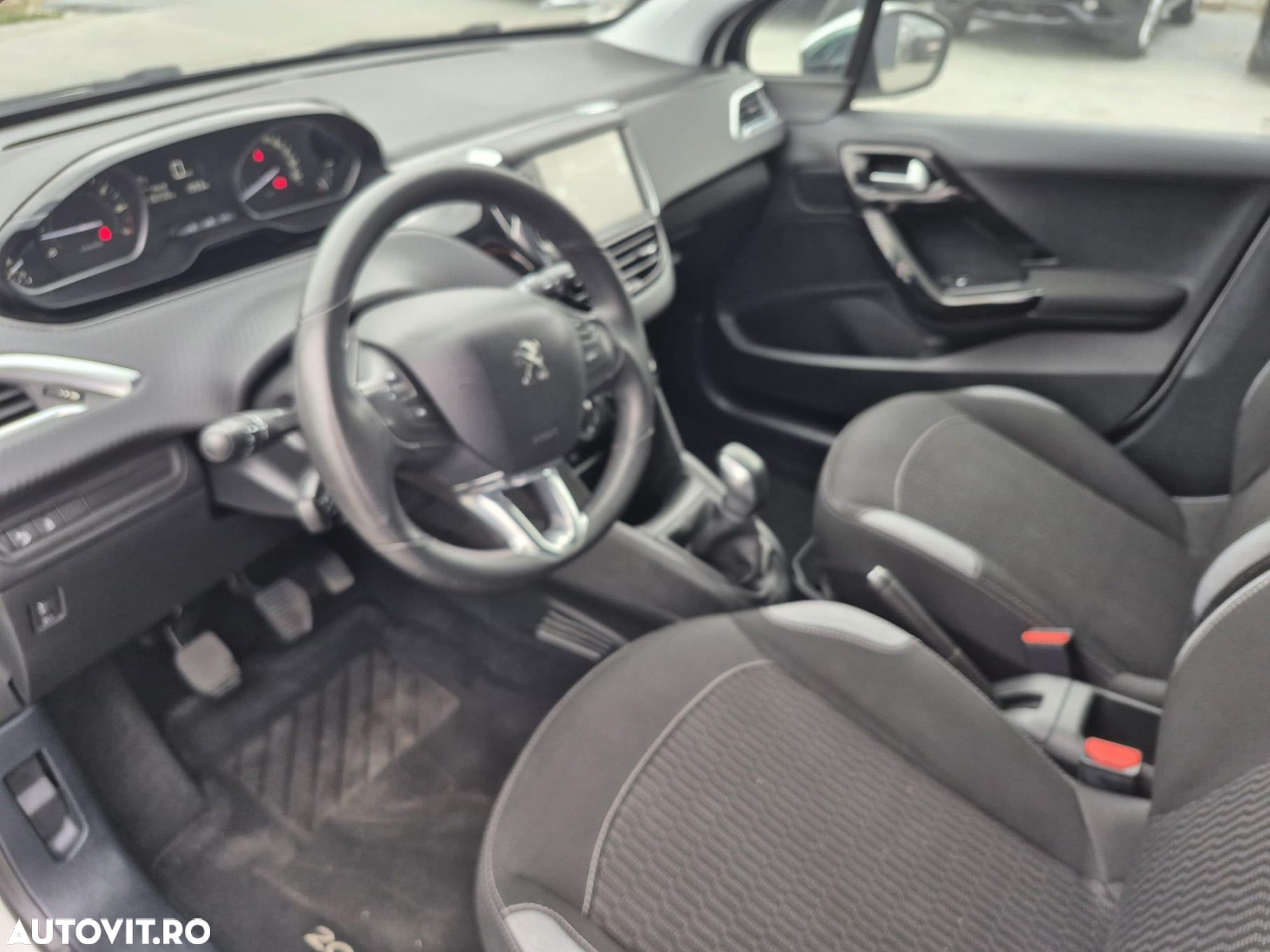 Peugeot 208 - 8