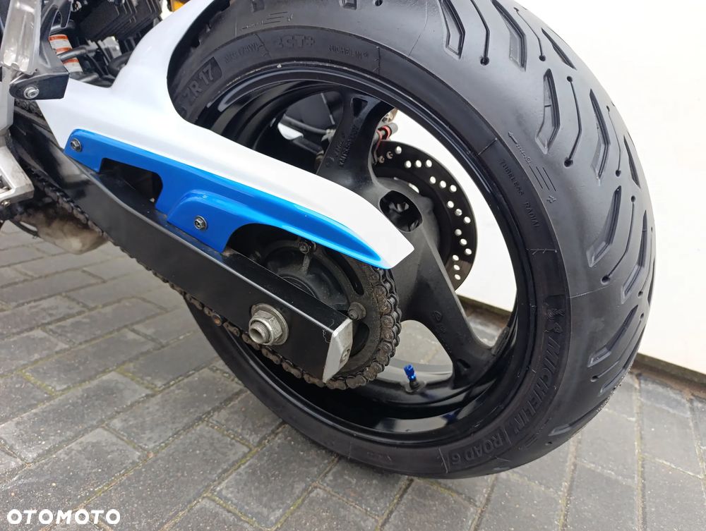 Suzuki GSR - 21
