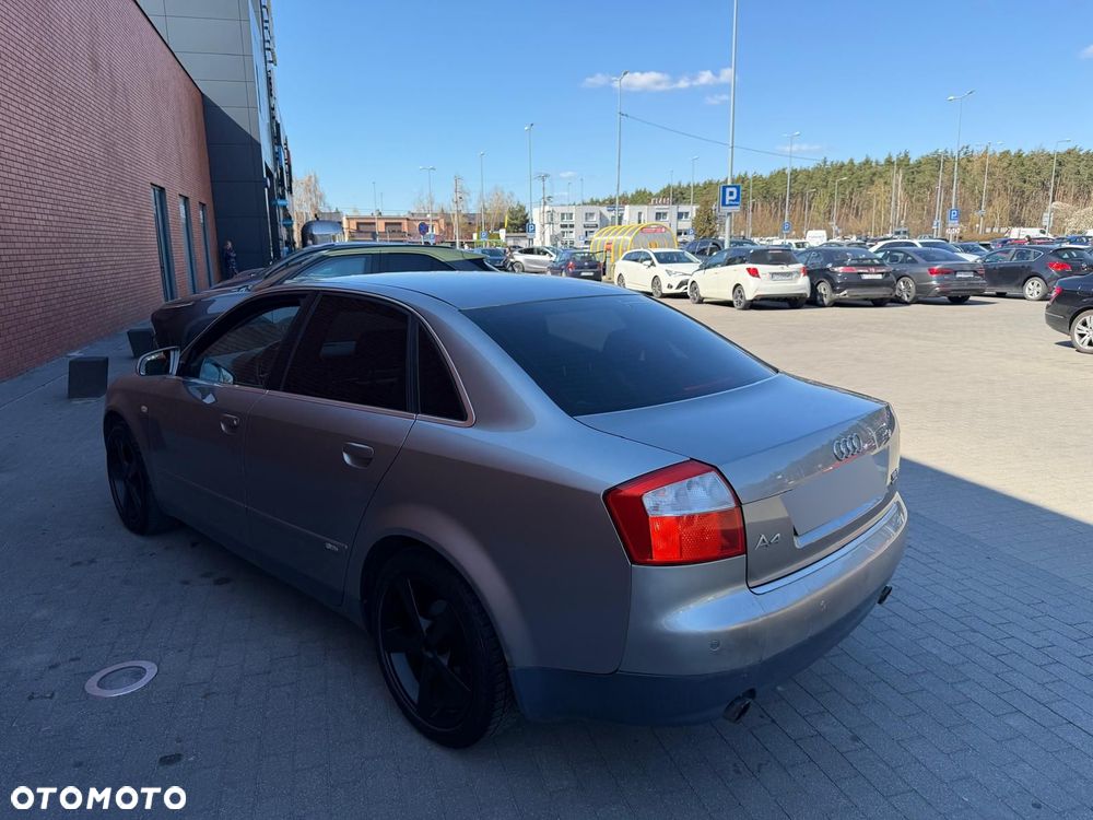 Audi A4 Limousine - 4