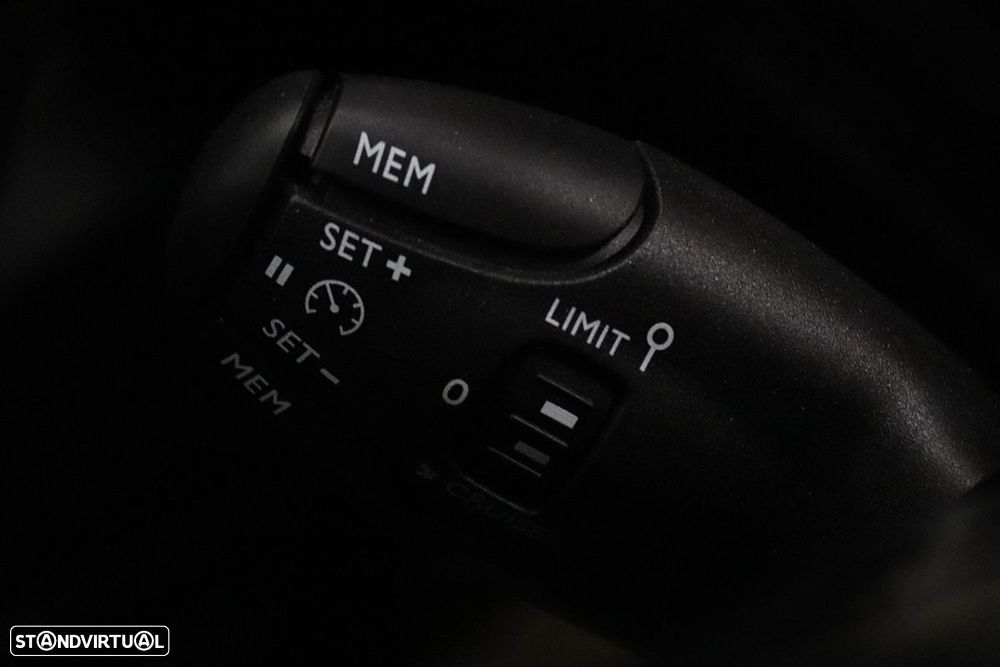 Peugeot 2008 1.2 PureTech Allure - 17