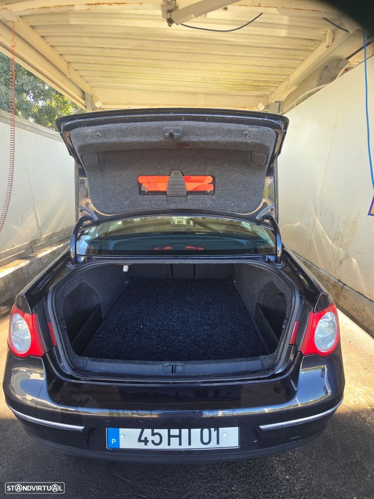 VW Passat 2.0 TDI Trendline BlueMotion - 11