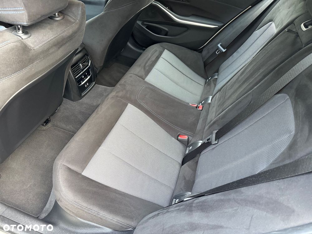 BMW Seria 3 330i xDrive M Sport - 41