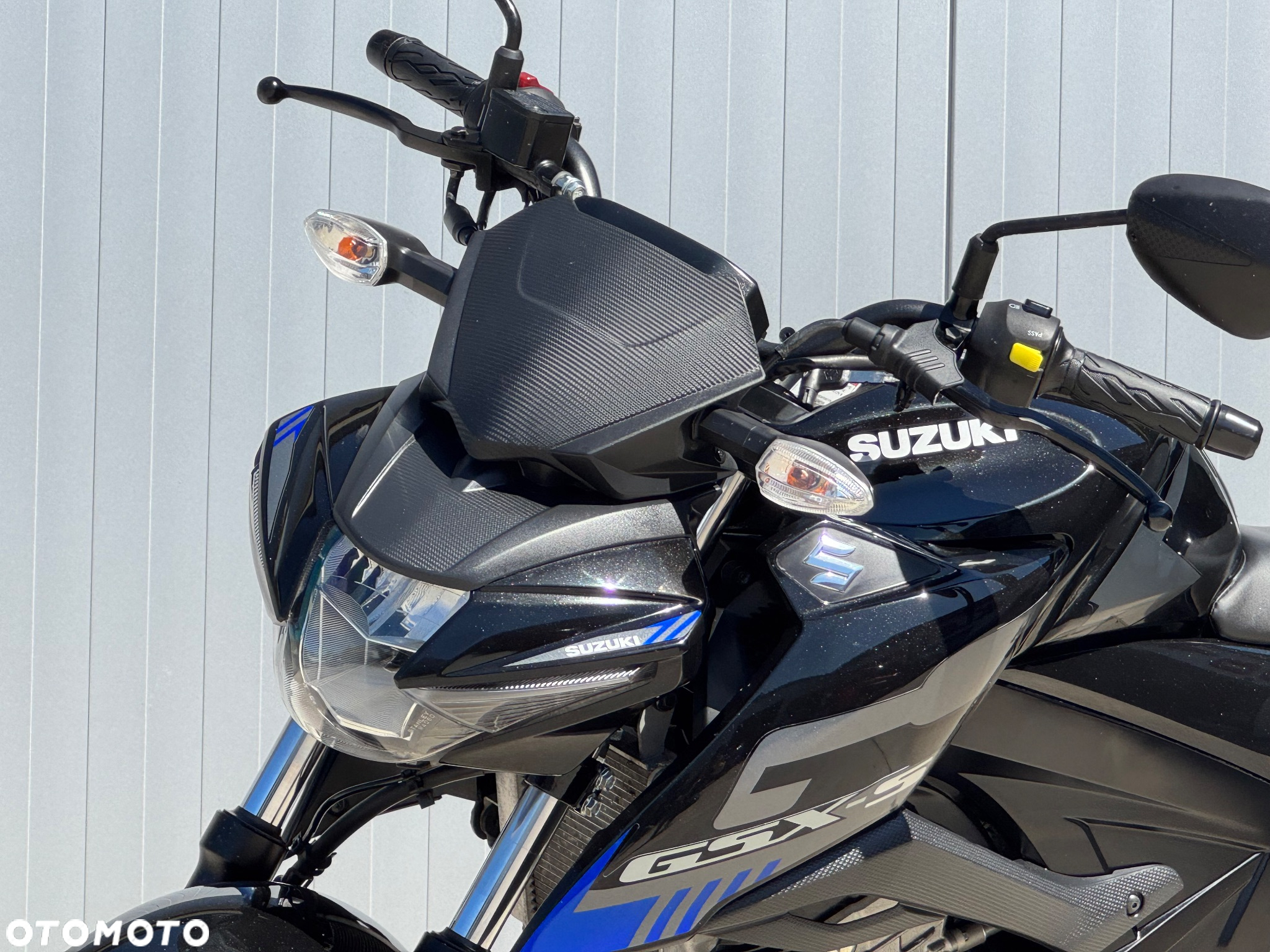 Suzuki GSX - 23