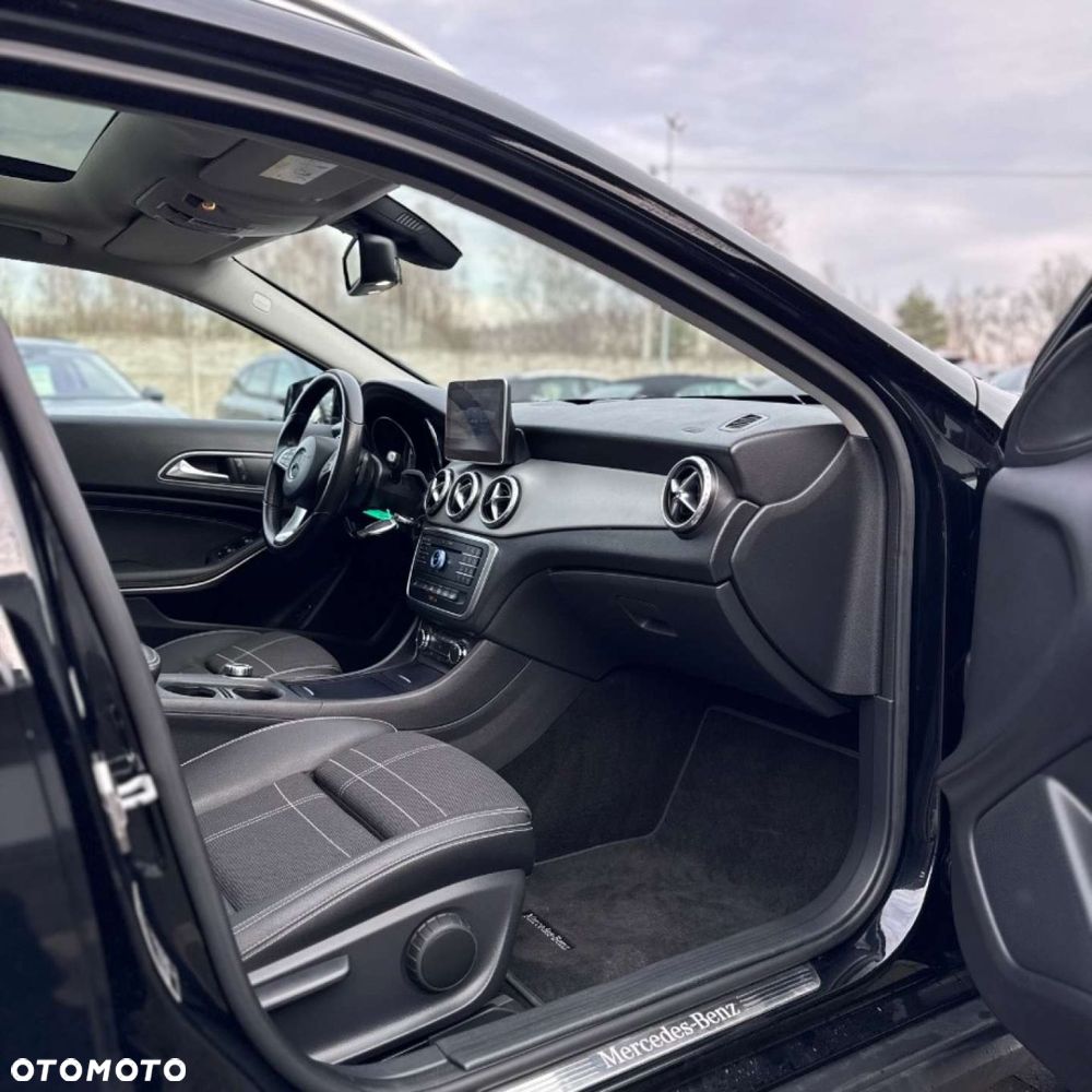 Mercedes-Benz GLA - 33