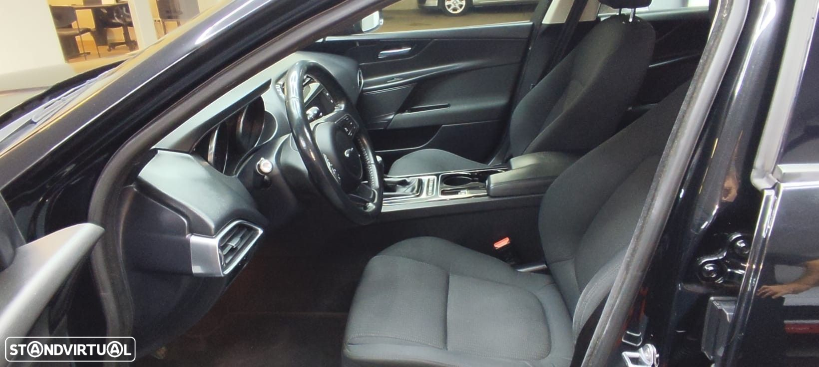 Jaguar XE 2.0 D Prestige - 12
