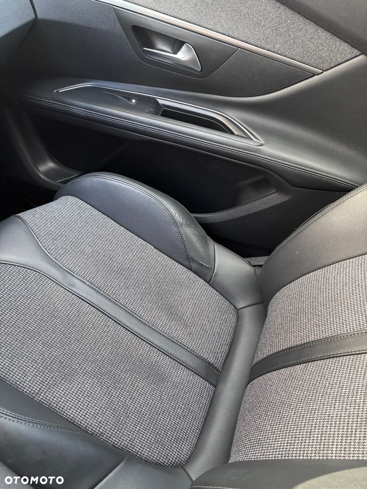 Peugeot 5008 1.6 PureTech Allure S&S EAT8 - 29